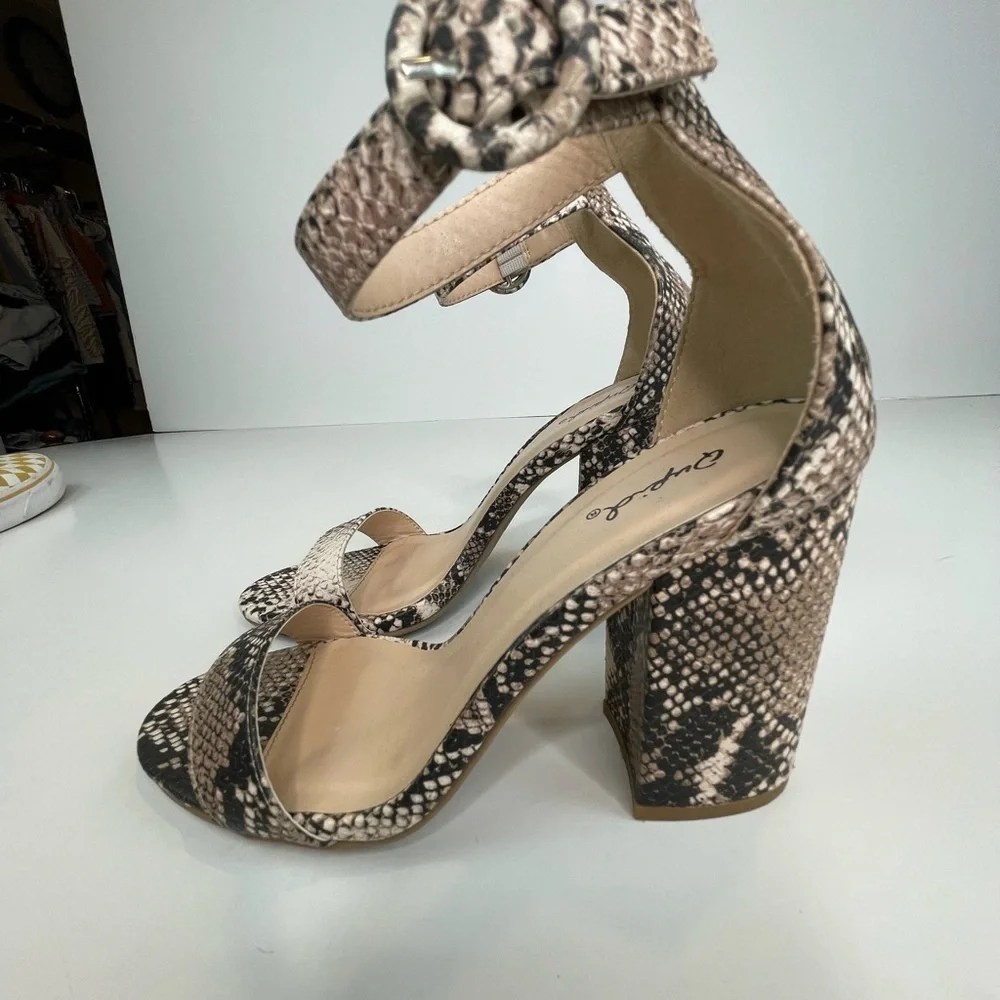 Qupid Stone Snake Ankle Strap Block Heels Sz 7